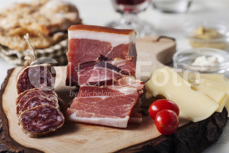 Speck, Salami und Käse
